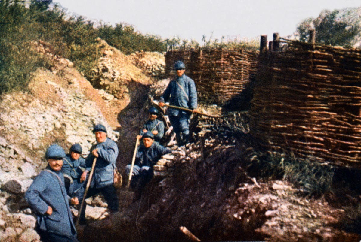 صورة لجنود فرنسيين خلال حفرهم للخنادق بمعركة فردان