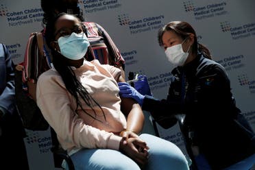 طفلة في الـ13 من العمر تتلقى اللقاح ضد كورونا في نيويورك
