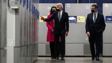 الرئيس الأميركي في زيارة لمصنع فايزر