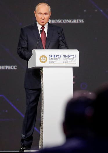 صورة سابقة للرئيس الروسي فلاديمير بوتين  في منتدى بطرسبرغ الاقتصادي الدولي 