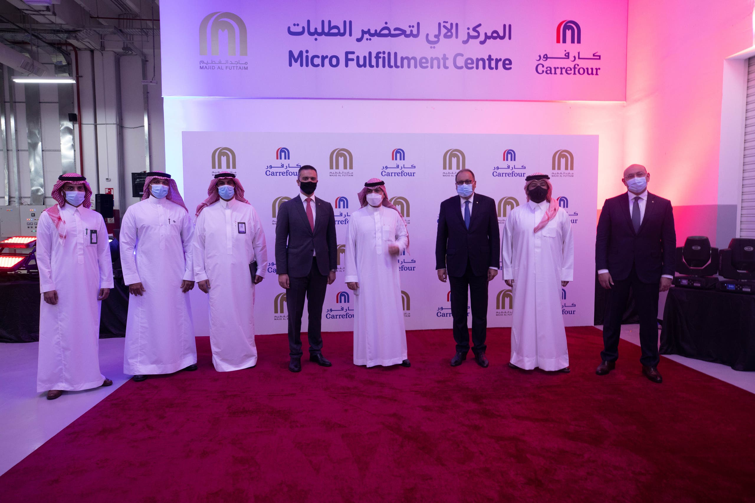أمين محافظة جدة الدكتور صالح بن علي التركي، ووكيل وزارة الاتصالات للخدمات البريدية اللوجستية المهندس خالد بن عبد العزيز البكري، وآلان بجاني الرئيس التنفيذي لشركة ماجد الفطيم القابضة، وهاني ويس الرئيس التنفيذي لشركة ماجد الفطيم للتجزئة