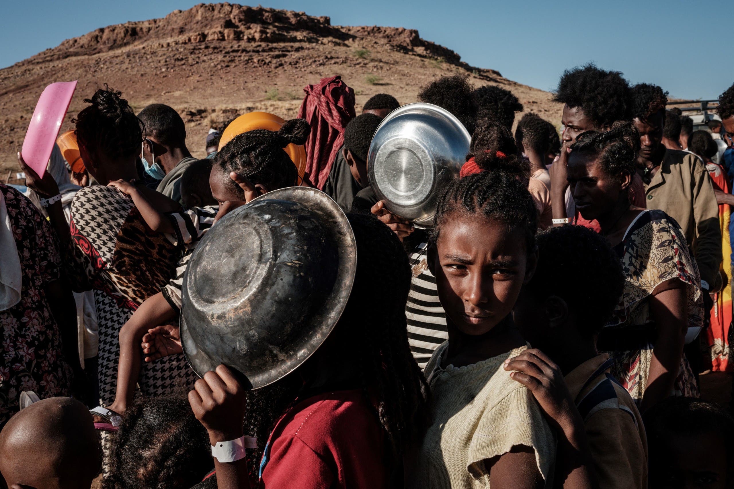 لاجئون من تيغراي في السودان ينتظرون توزيع الطعام 