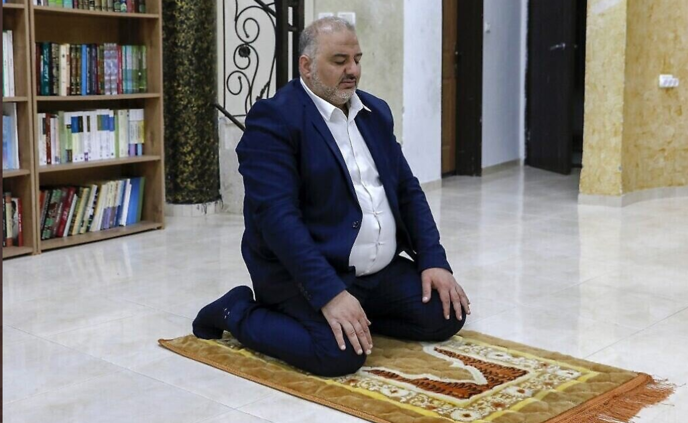 منصور عباس يصلي بعد توقيعه الاتفاق مع حكومة إسرائيل