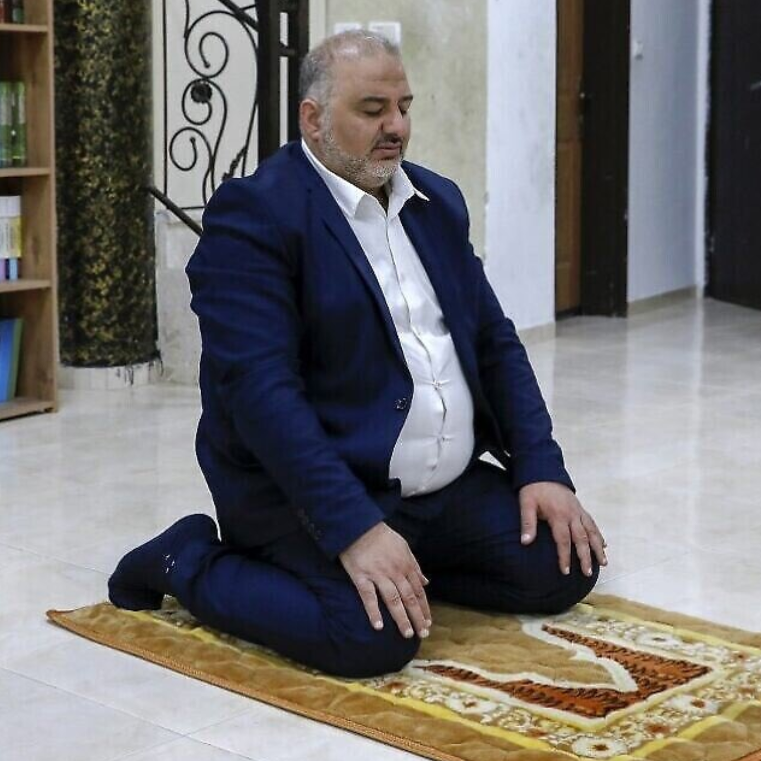 الإخواني منصور عباس يصلي بعد التوقيع على مشاركته في حكومة إسرائيل الجديدة