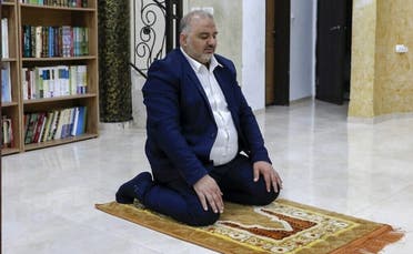 منصور عباس در حال خواندن نماز پس از امضای توافق با راستگرایان اسرائیل