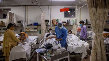 مرضى كورونا في الهند (رويترز)