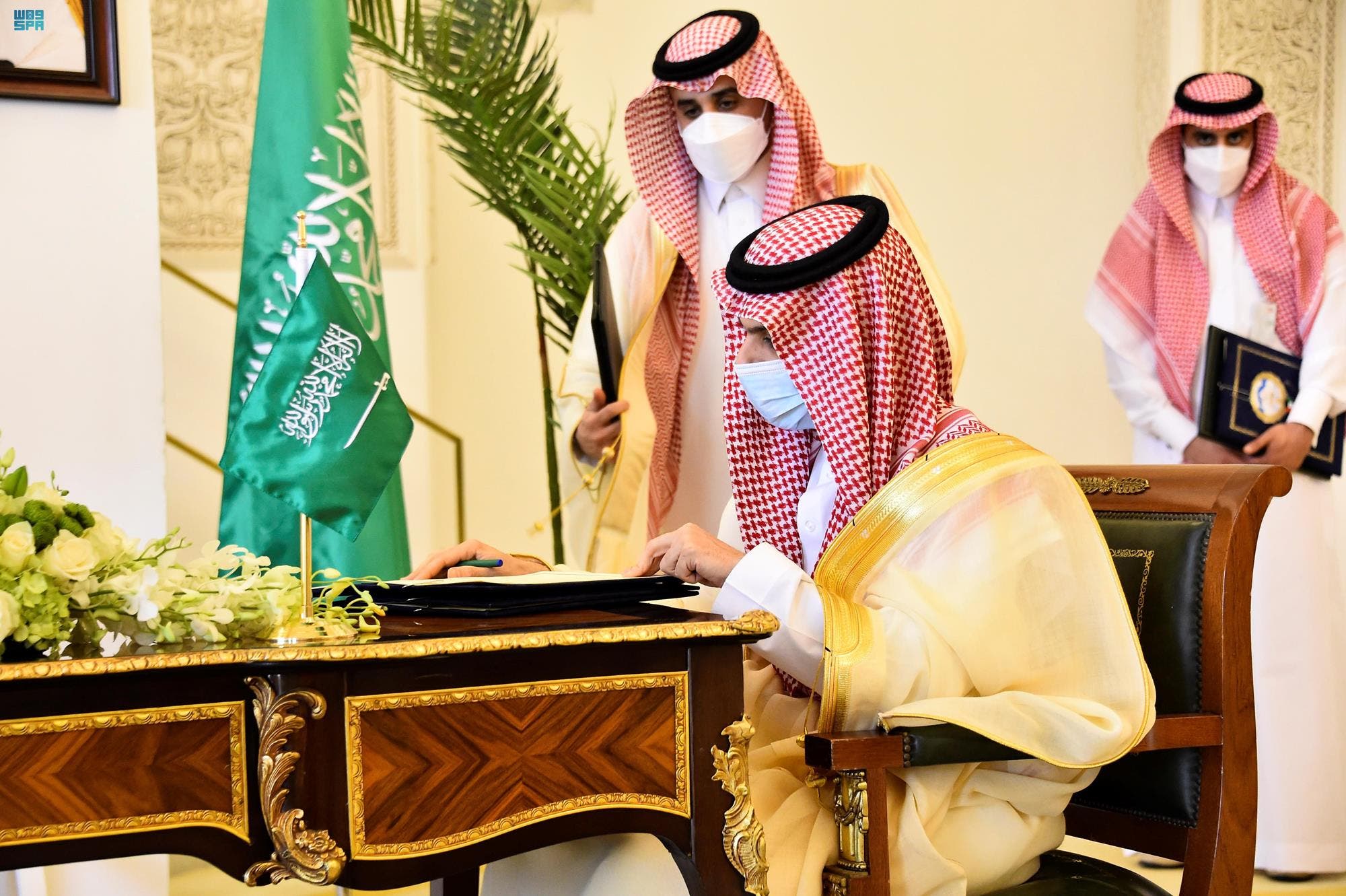سعودی وزیرخارجہ شہزادہ فیصل بن فرحان  سعودی ،کویت رابطہ کونسل کے اجلاس میں ایک دستاویز پر دست خط کررہے ہیں۔