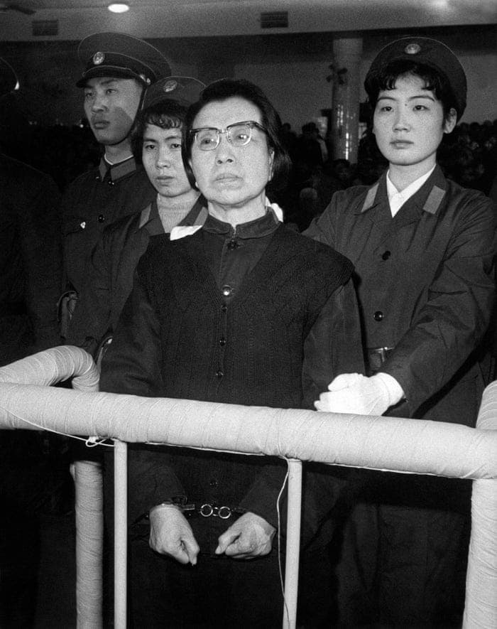 صورة لجيانغ كينغ أثناء محاكمتها