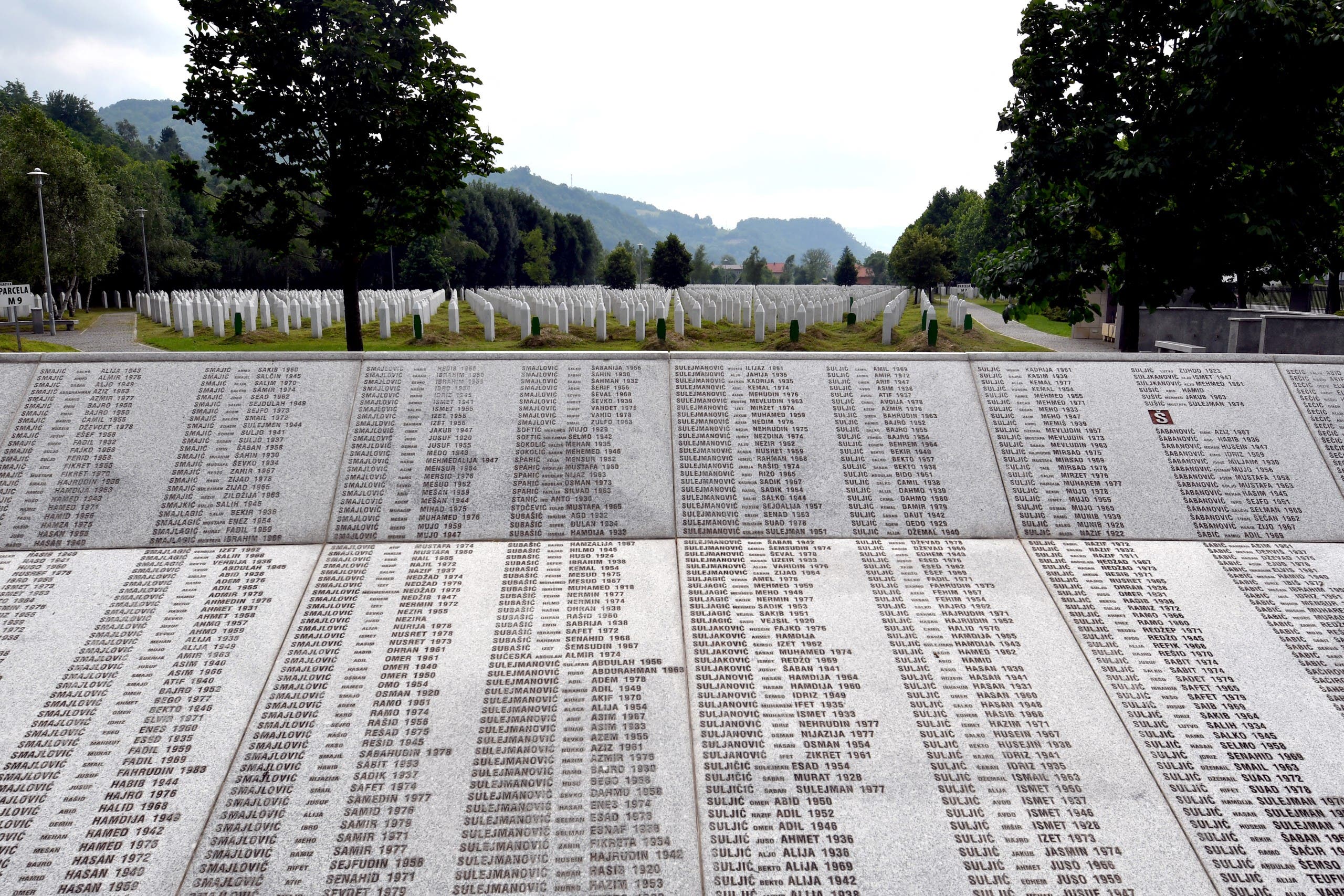أسماء ضحايا مجزرة سربرينيتسا على نصب تذكاري قرب مقربة تضم رفاتهم في البوسنة