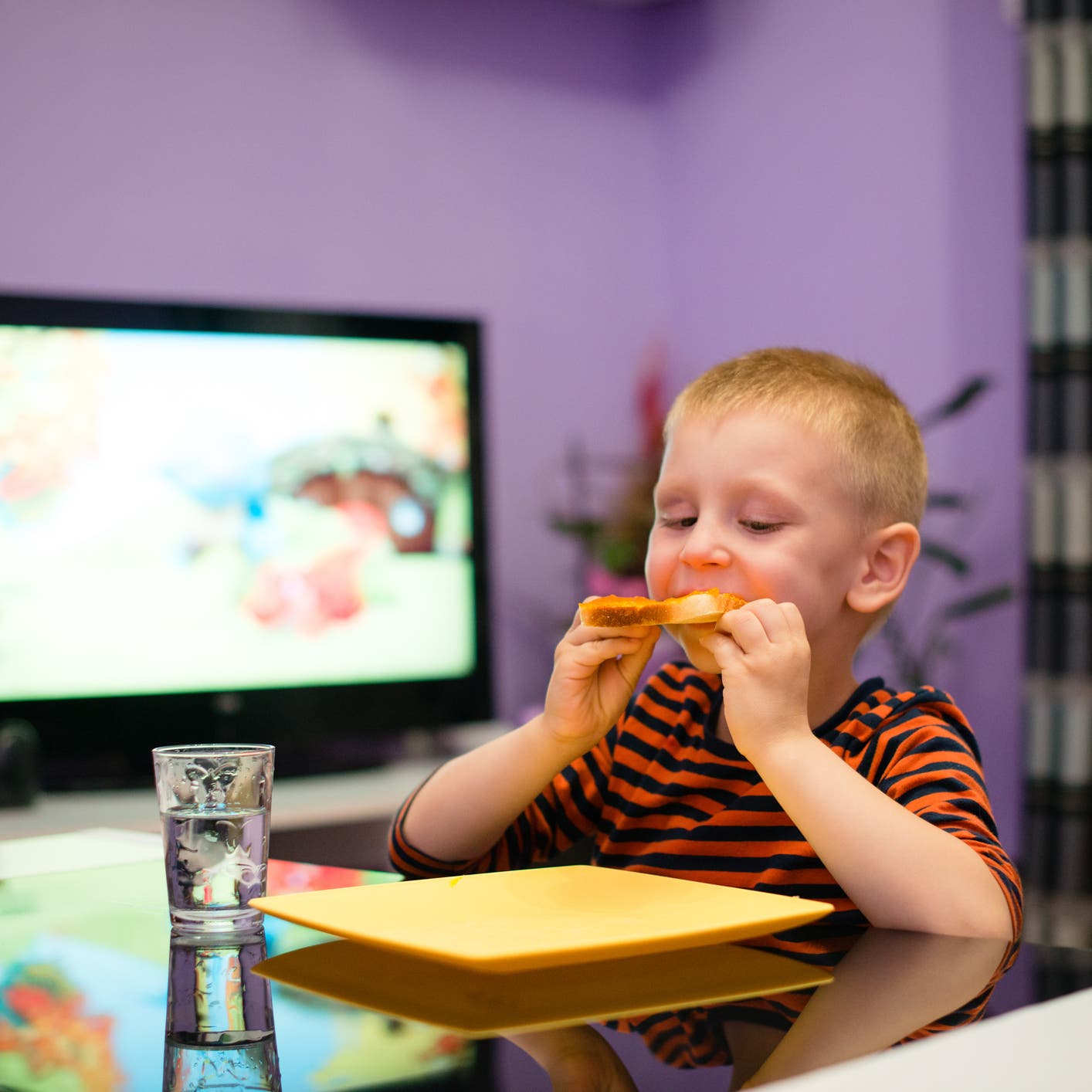 التلفاز أثناء الطعام يؤثر سلبا على قدرات الطفل اللغوية