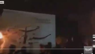 إيران.. محتجون يحرقون مقر المرشح الرئاسي "رئيسي" في محافظة جهار 