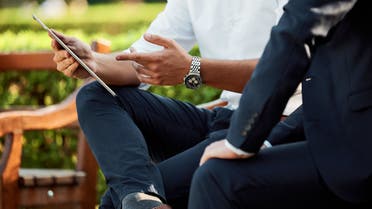 Two businessmen having a meeting in the park. (Unsplash, Mediensturmer)