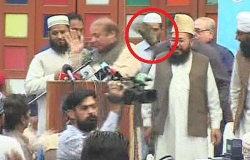 جامعہ نعیمہ میں نواز شریف پر جوتے سے حملہ
