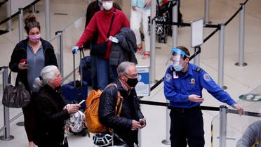 إجراءات قدوم المسافرين في أحد مطارات الولايات المتحدة (رويترز)