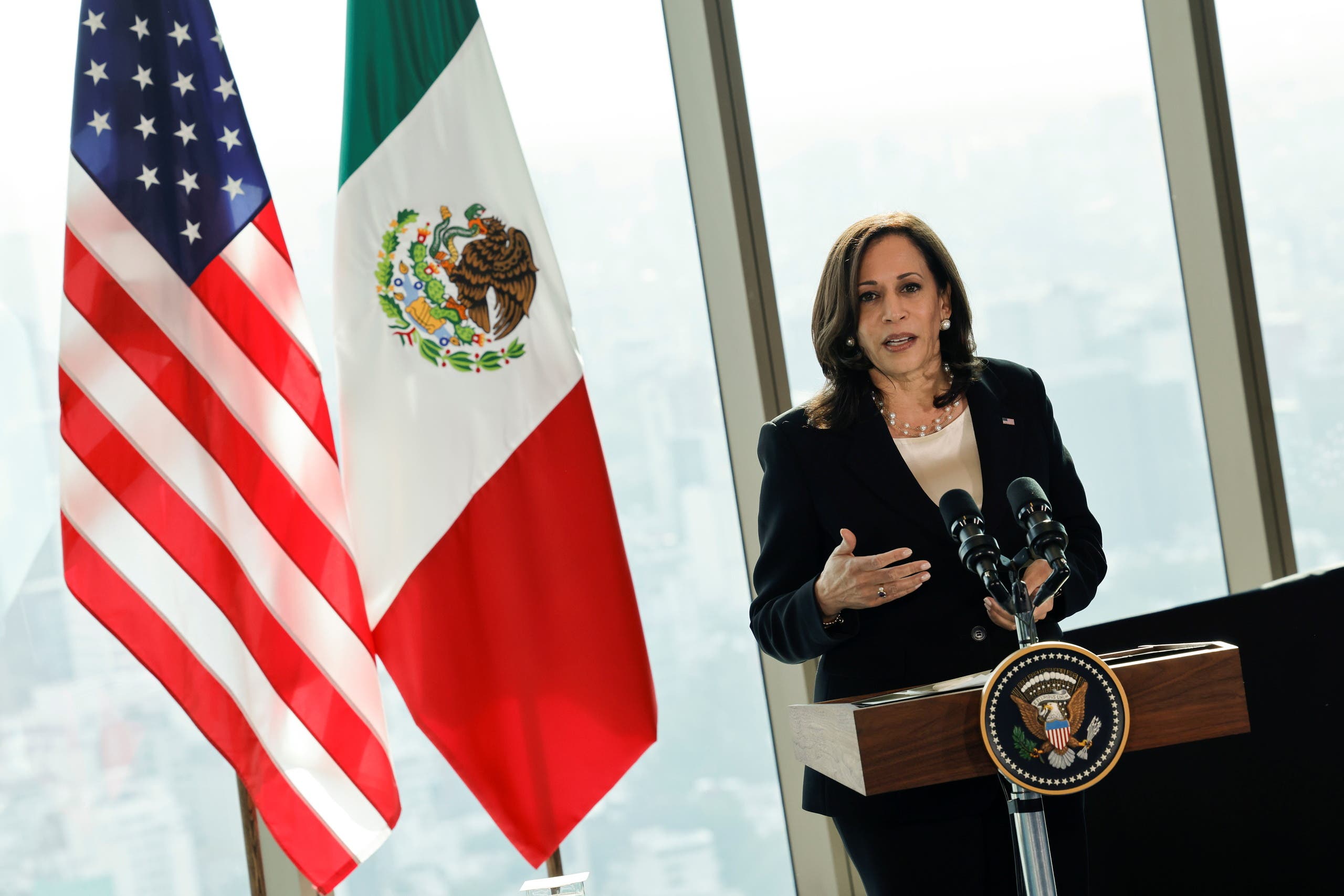 كامالا هاريس خلال زيارة المكسيك (رويترز)