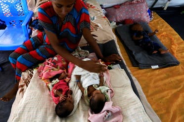 أم مع أطفالها في مستشفى بإقليم تيغراي الإثيوبي - رويترز