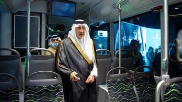 خالد الفيصل يقف على نموذج الحافلات