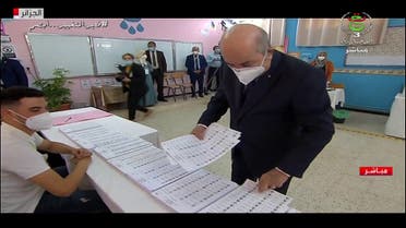 الرئيس الجزائري يقوم بالتصويت في الانتخابات التشريعية  
