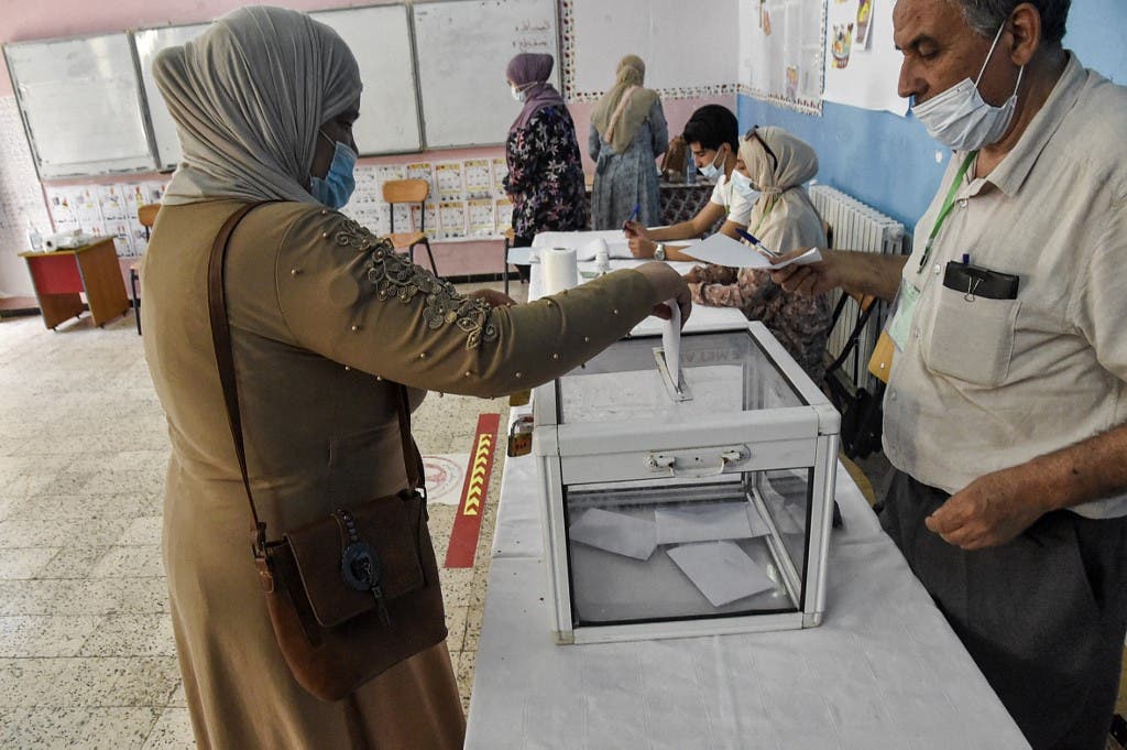 امرأة تدلي بصوتها في مركز اقتراع في بوشاوي، في الضواحي الغربية للعاصمة الجزائرية، في 12 يونيو 2021 .