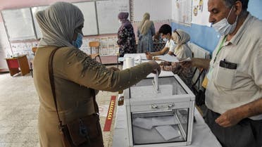 امرأة تدلي بصوتها في مركز اقتراع في بوشاوي ، في الضواحي الغربية للعاصمة الجزائرية ، في 12 يونيو 2021 خلال الانتخابات البرلمانية لعام 2021.