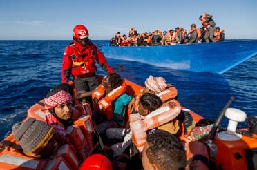 إنقاذ مهاجرين وسط البحر المتوسط بعد انطلاهم من ليبيا نجو الاتحاد الأوروبي (أرشيفية)
