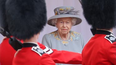الملكة إليزابيث تحضر مراسم ميلادها العسكرية
