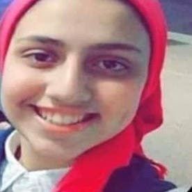 فيديو مؤلم.. مقتل فتاة مصرية سقط عليها لوح خشبي بالشارع