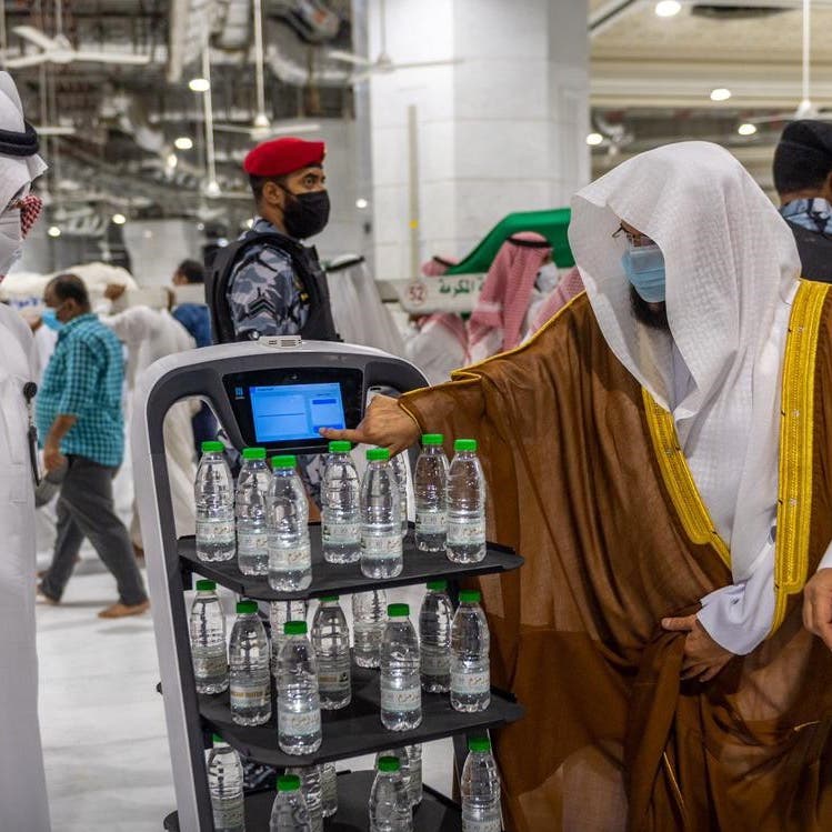 روبوت ذكي لتوزيع عبوات "زمزم" في المسجد الحرام