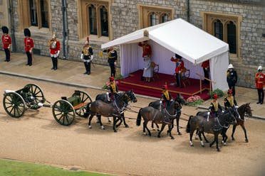 الملكة إليزابيث تحضر مراسم ميلادها العسكرية