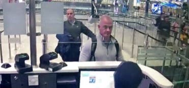 الصورة الوحيدة للبناني الأصل، هي التي ظهر فيها خلف الأميركي مايكل تايلور في المطار التركي