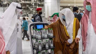  مسجد حرام میں آب زمزم کی بوتلوں کی تقسیم کے لیے اسمارٹ روبوٹ  