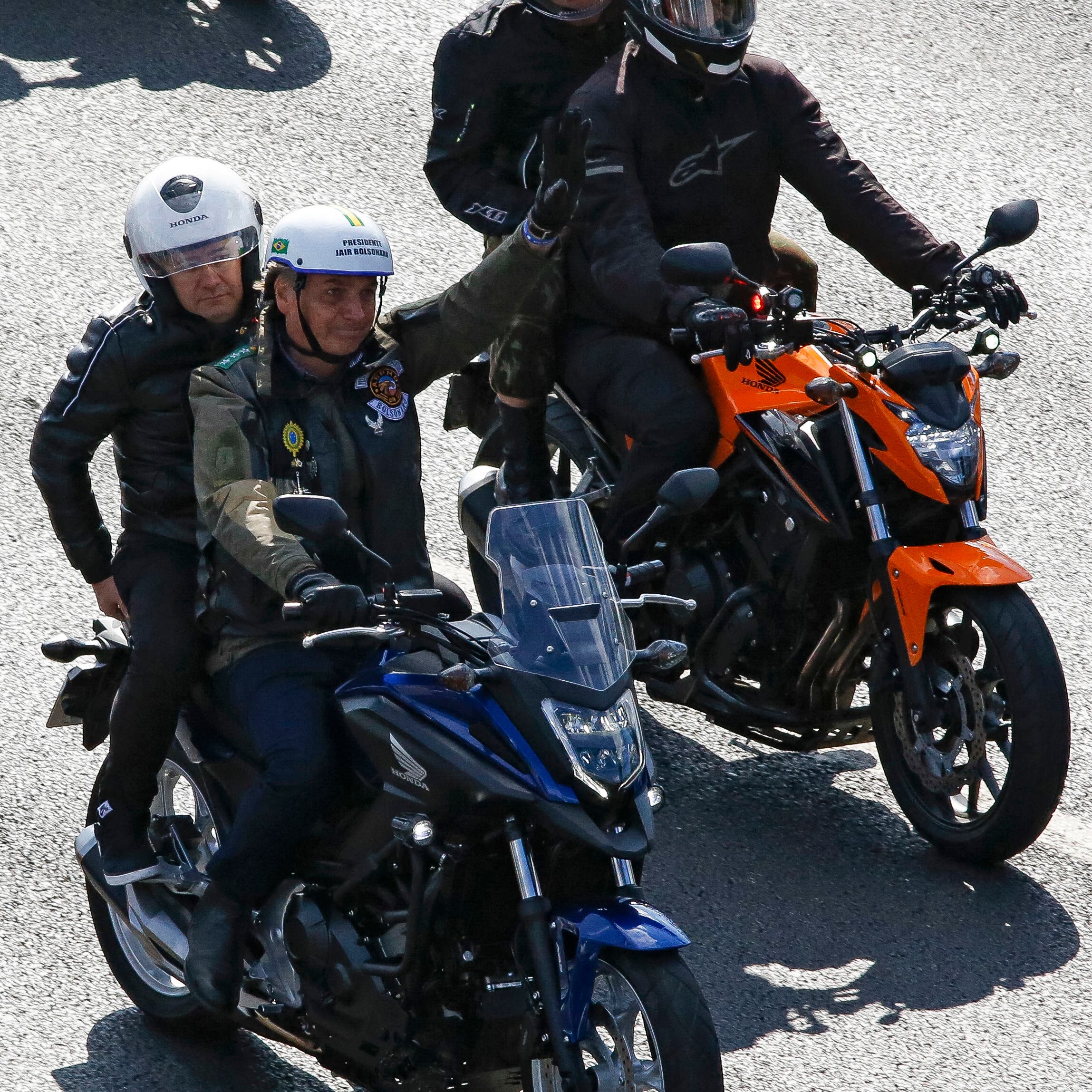 صور.. تغريم رئيس البرازيل خلال قيادته دراجة نارية