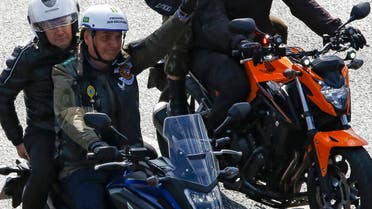 رئيس البرازيل يقود دراجة نارية