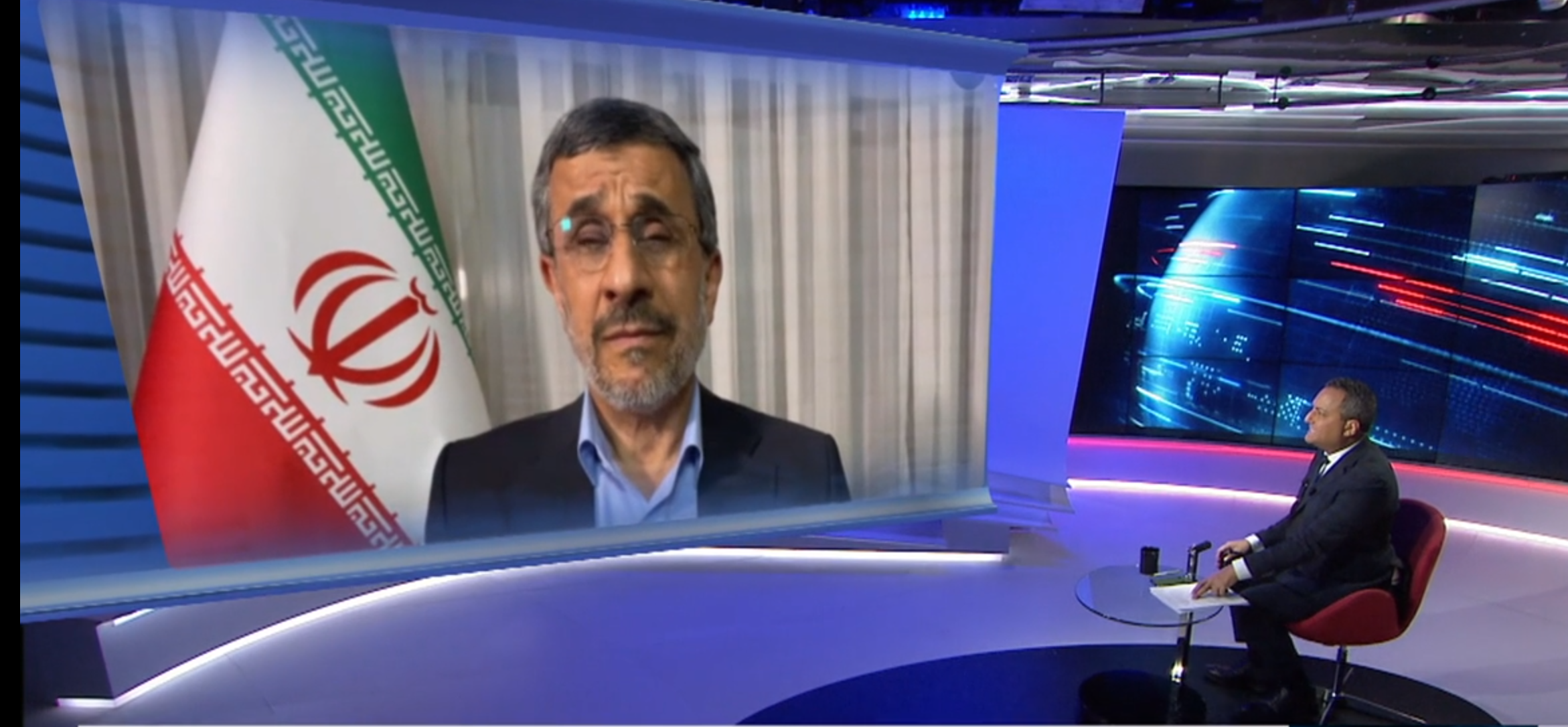 أحمدي نجاد خلال المقابلة مع قناة العربية