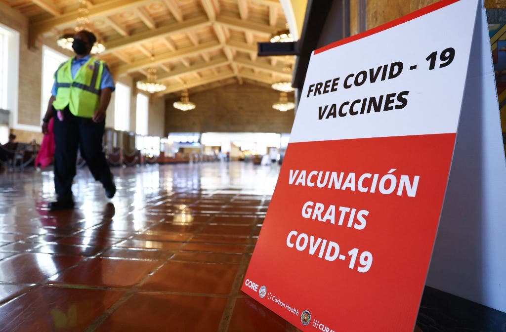 لافتة كتب عليها تطعيم كوفيد 19 مجاناً في محطة بمدينة لوس أنجلوس