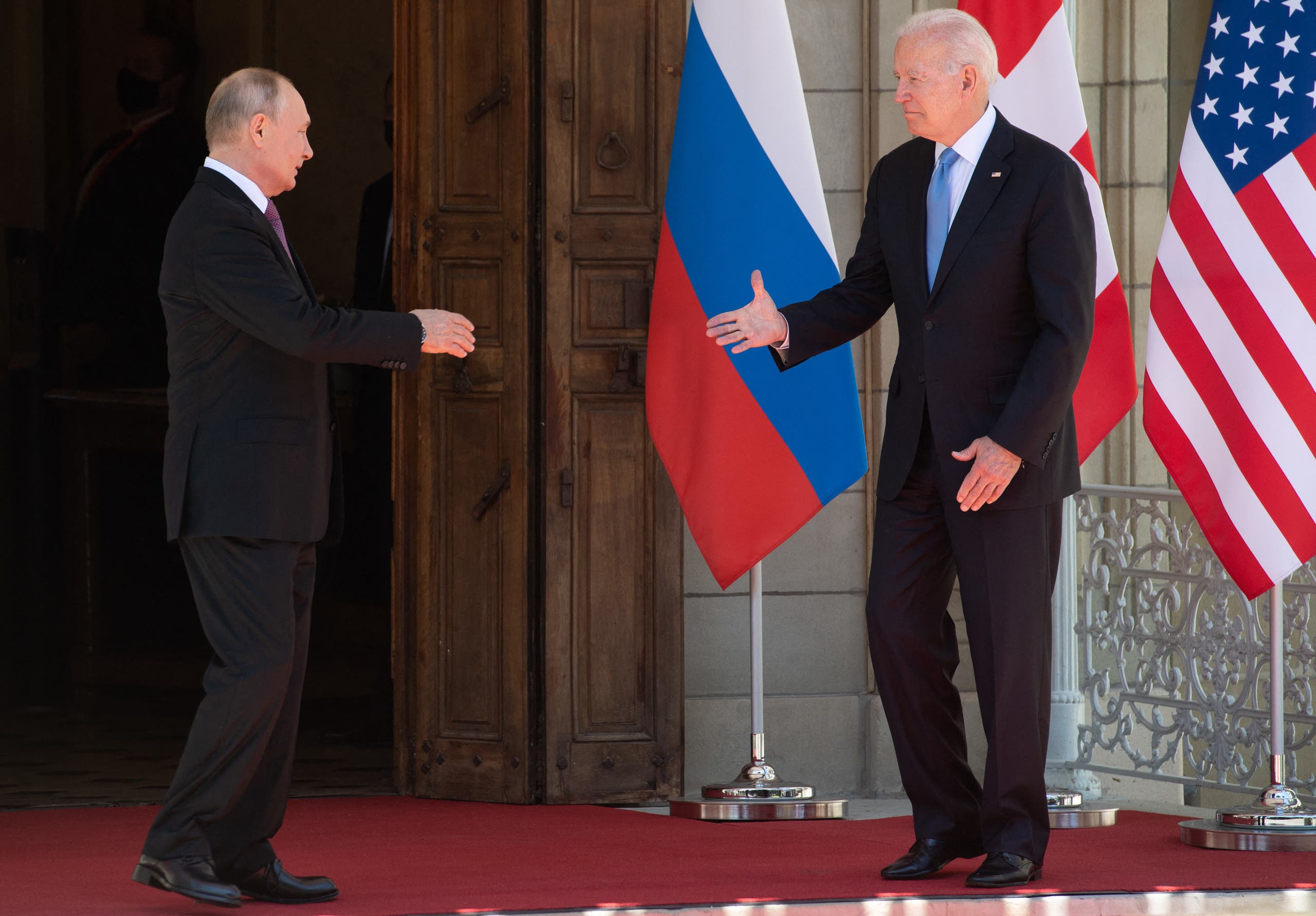 مصافحة بين بوتين وبايدن في أول لقاء بينهما في جنيف منذ انتخاب الرئيس الأميركي