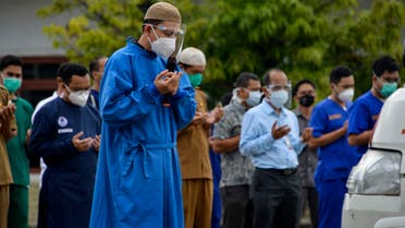 Health workers and doctors prays for their colleague, a victim of the COVID-19 coronavirus, at the Zainoel Abidin hospital in Banda Aceh on September 29, 2020. (File photo: AFP)