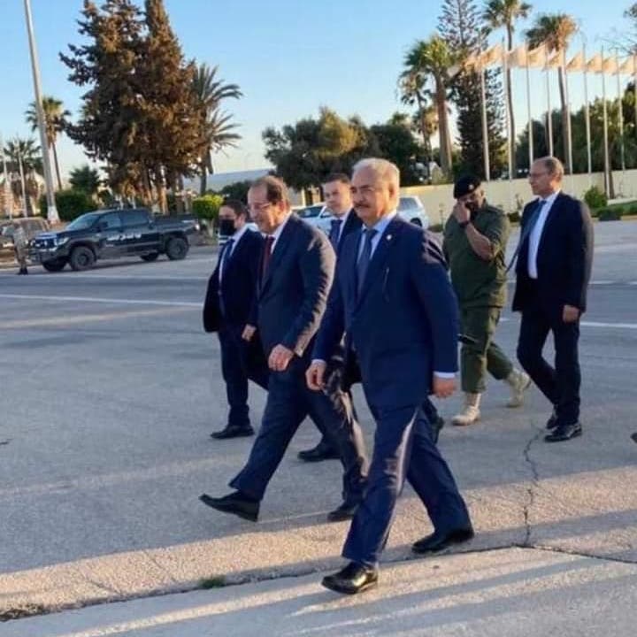 حاملا رسالة دعم من السيسي.. رئيس المخابرات المصرية يلتقي حفتر قائد الجيش في بنغازي