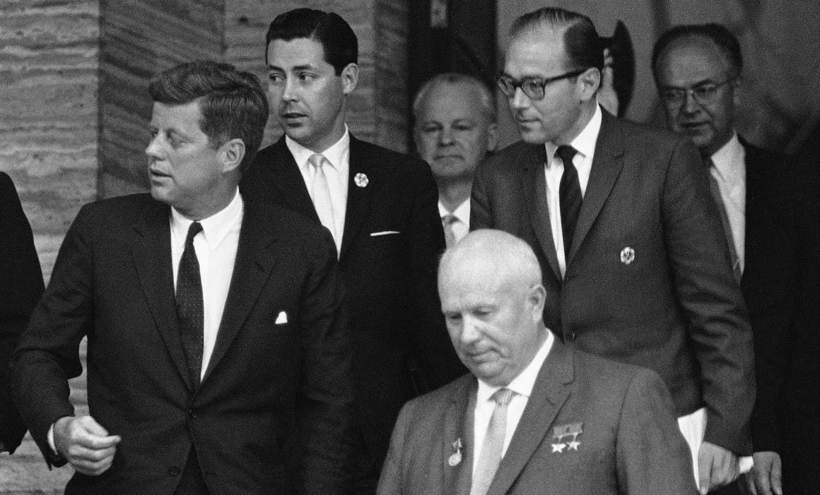 صورة بفيينا عام 1961 لكل من كينيدي وخروتشوف