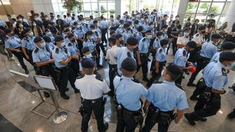 500 شرطي يداهمون صحيفة بهونغ كونغ ويعتقلون 5 مسؤولين
