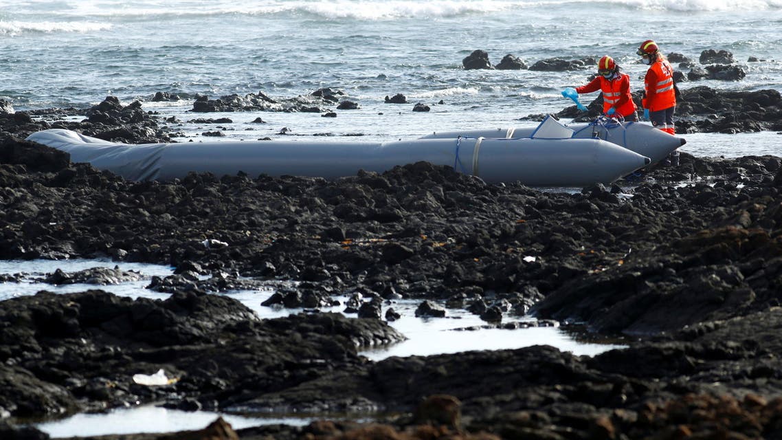 Rescue workers search for bodies after a boat with 46 migrants from the Maghreb region capsized in the beach of Orzola, in the Canary Island of Lanzarote, Spain June 18, 2021. (File photo: Reuters)