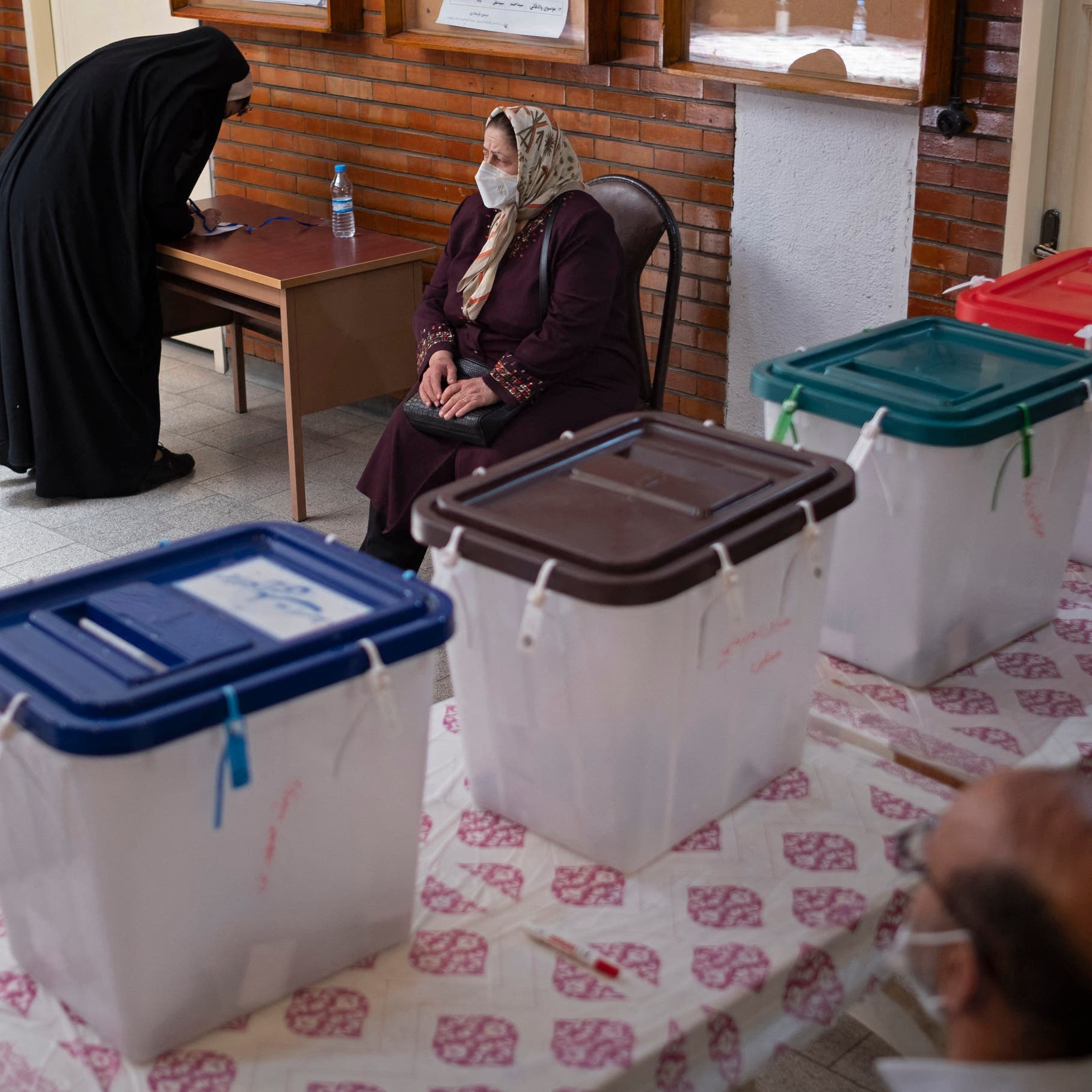 بسبب الإقبال الضعيف.. إيران تمدد التصويت في بعض المراكز للمرة الثالثة