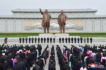 تمثالان لوالد كيم وجده في بيونغ يانغ (رويترز)