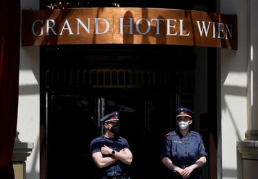 من أمام فندق غراند هيل حيث جرت مفاوضات فيينا حول الاتفاق النووي الإيراني (أرشيفية- رويترز)