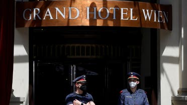 من أمام فندق غراند هزتيل حيث تجري مفاوضات فيينا حول الاتفاق النووي الإيراني (أرشيفية- رويترز)
