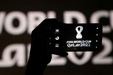 2019 m. rugsėjo 3 d. Dohoje, Katare, vyras nufotografuoja oficialų 2022 m. Kataro pasaulio taurės turnyro logotipą, rodomą ant amfiteatro sienos. (Reuters)