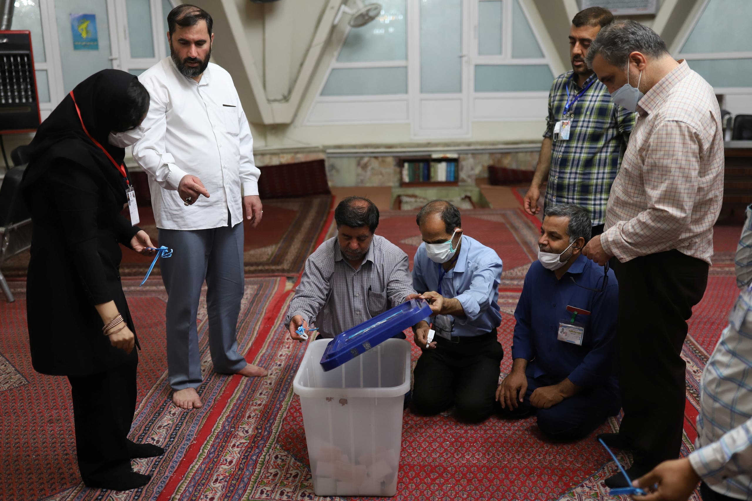 فرز الأصوات في الانتخابات الإيرانية (رويترز)