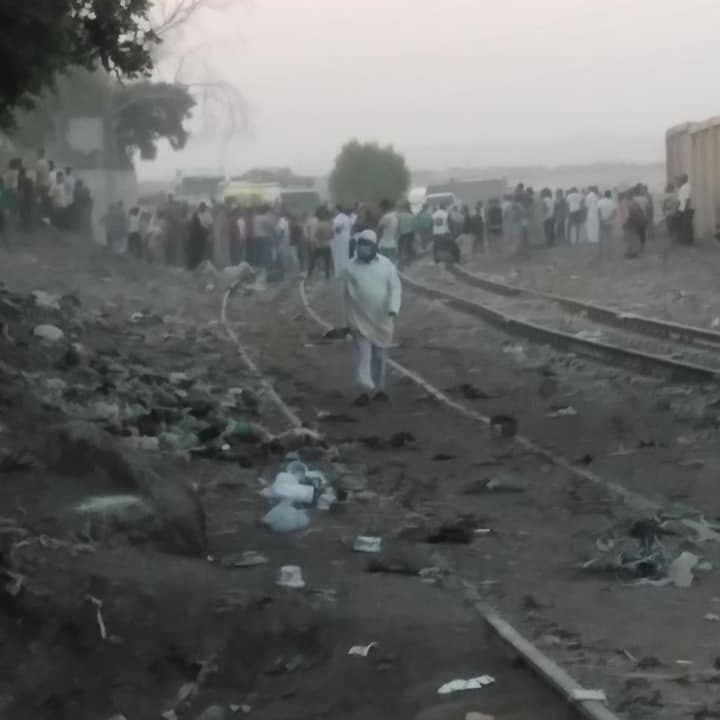حادث مأساوي في مصر.. قطار يدهس حافلة عمال ومقتل 4