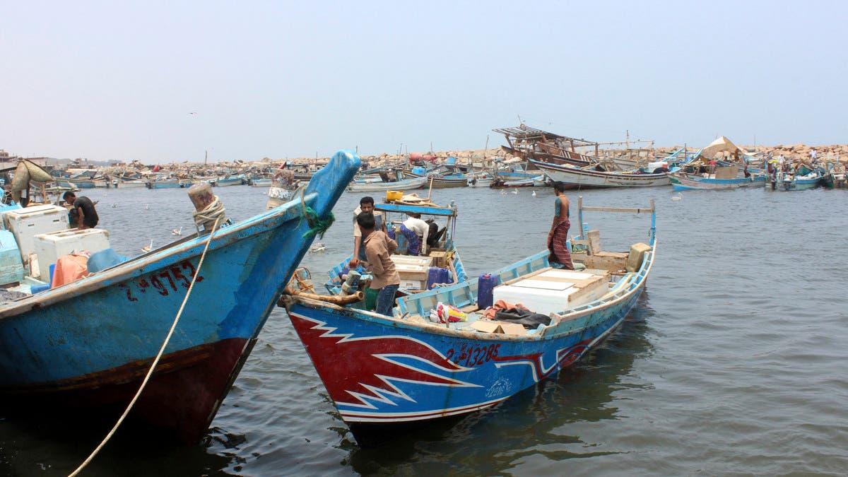 شاهد ثروة في جيفة حوت نافق.. قصة صيادين يمنيين لا تصدق