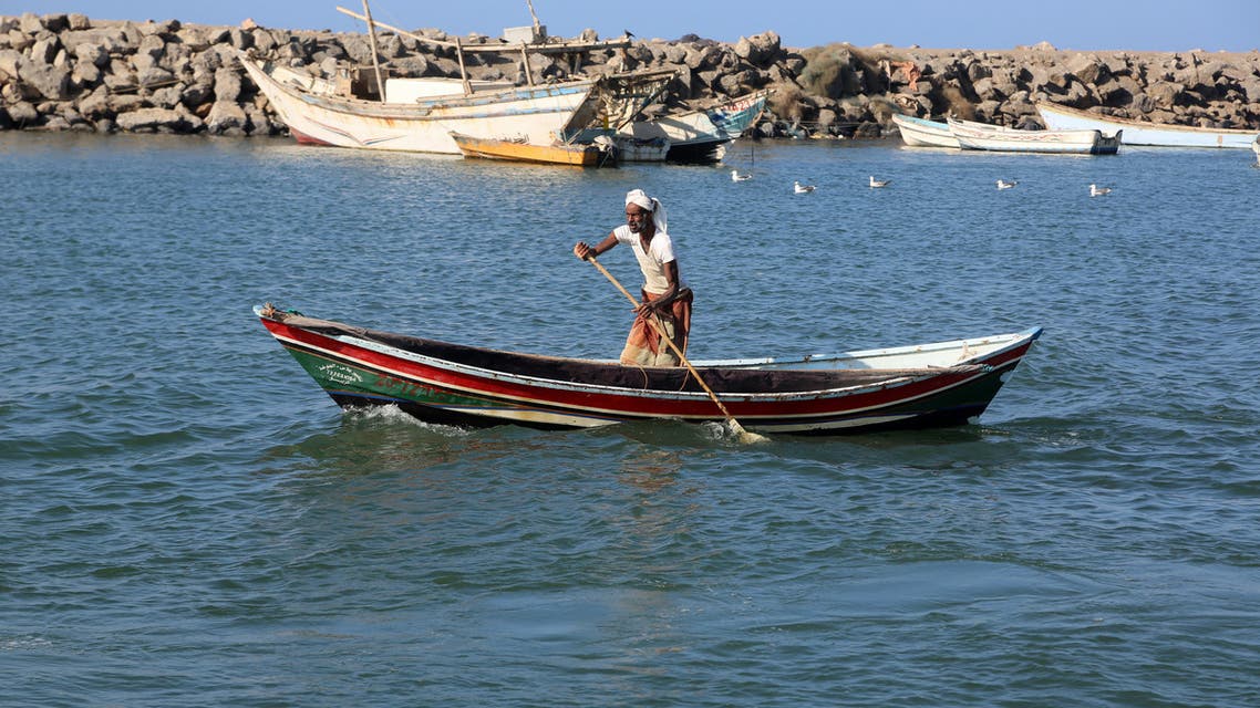 شاهد ثروة في جيفة حوت نافق.. قصة صيادين يمنيين لا تصدق